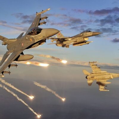 F16 turcs lançant des leurrers thermiques pour déjouer d'éventuels missiles