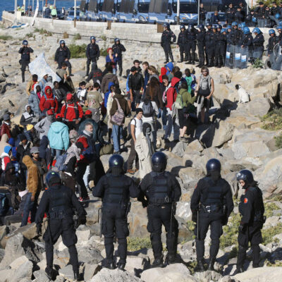 Les forces de l'ordre italiennes face à des migrants et des activistes réfugiés sur les rochers de Vintimille (archives)