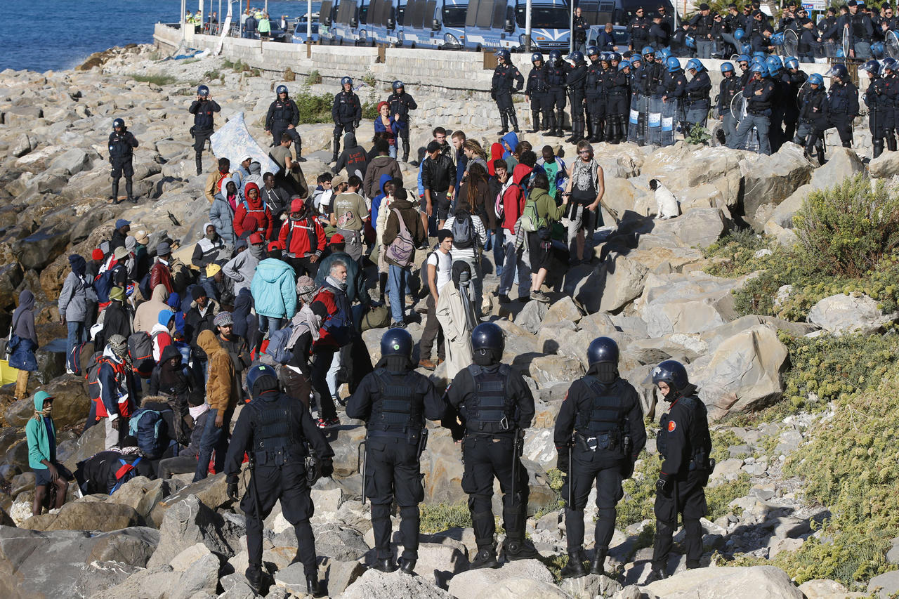 Les forces de l'ordre italiennes face à des migrants et des activistes réfugiés sur les rochers de Vintimille (archives)