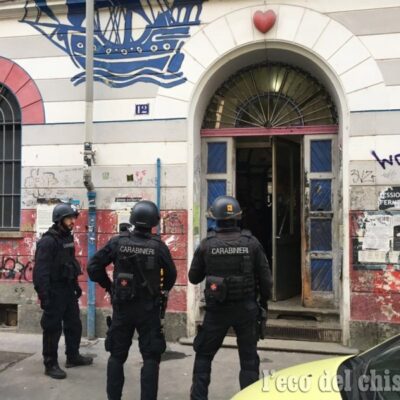 Les carabiniers à l'entrée de l'Asilo occupato