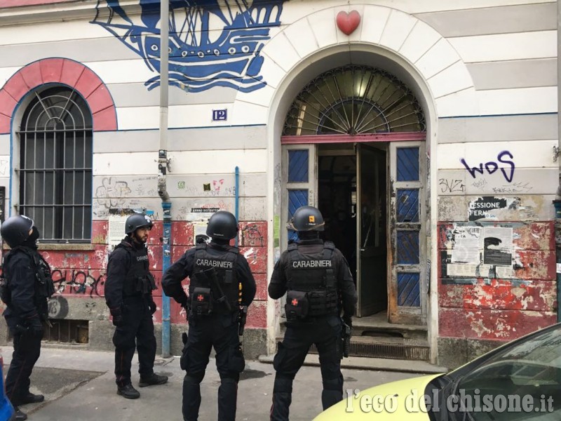 Les carabiniers à l'entrée de l'Asilo occupato