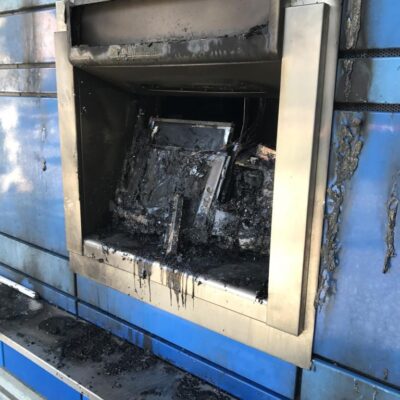 Un des distribueteurs de billets incendiés fin avril à Bâle en solidarité avec les inculpés de Aachen