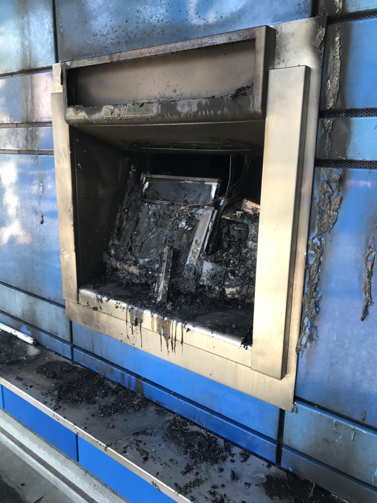 Un des distribueteurs de billets incendiés fin avril à Bâle en solidarité avec les inculpés de Aachen