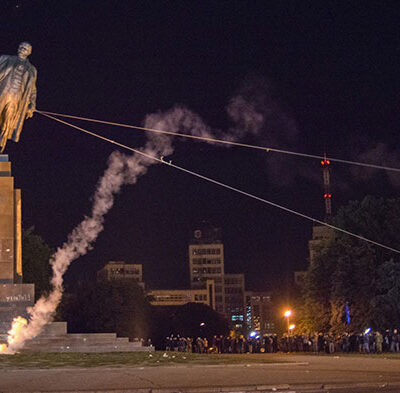 A Kharkiv en 2014, une manifestation d'extrême-droite détruit une statue de Lenine