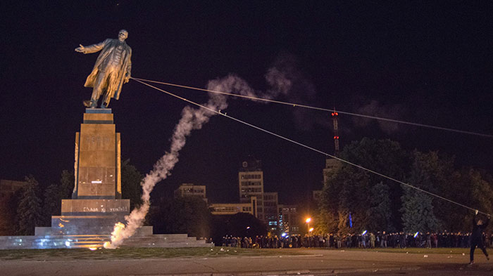 A Kharkiv en 2014, une manifestation d'extrême-droite détruit une statue de Lenine