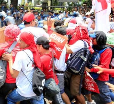 Devant l'ambassade des USA à Manille