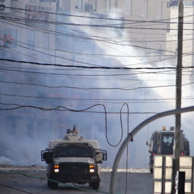 Véhiule anti-émeute israélien rue Faisal al-Maliki, à Bab al-Zawiyah