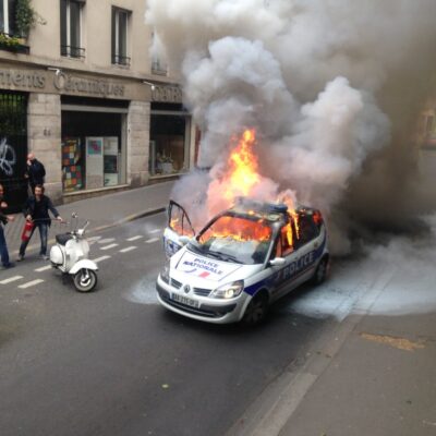 La voiture incendiée, il y a presque un an