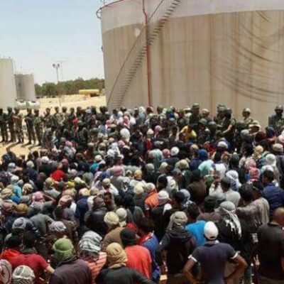 Les manifestants face aux militaires