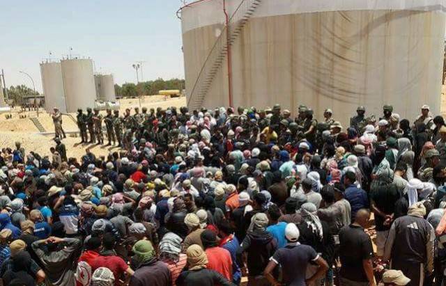 Les manifestants face aux militaires