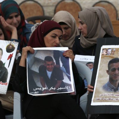Des Palestiniennes brandissent des photos de leurs proches emprisonnés en Israël, devant les bureaux de la Croix rouge de Jérusalem Est, avant-hier 25 mai