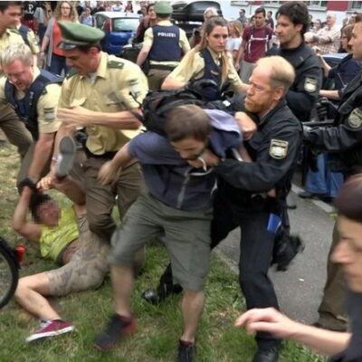 La police forçant le blocage des étudiants.