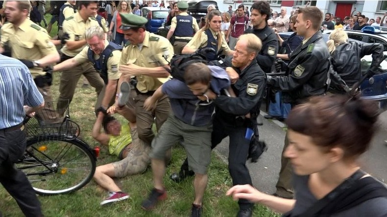 La police forçant le blocage des étudiants.