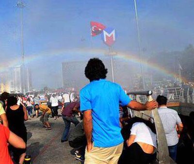Les canons à eau provoquent un arc en ciel aux abords de la manifestation.
