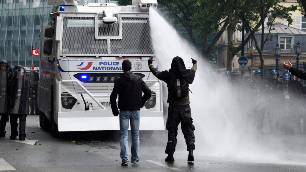 La Loi Travail appliquée à coup de canons à eau à Paris