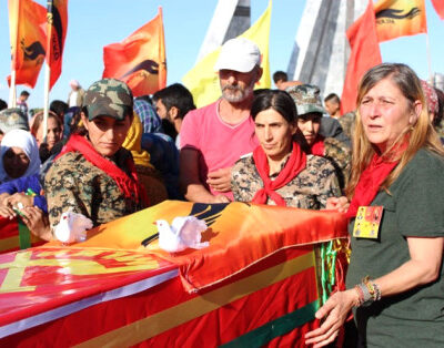 Le père d’Ayşe et sa mère (à droite) aux funérailles de leur fille