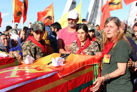 Le père d’Ayşe et sa mère (à droite) aux funérailles de leur fille Le père d’Ayşe et sa mère (à droite) aux funérailles de leur fille