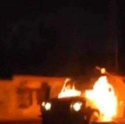 La jeep de l'armée incendiée lundi à Hébron