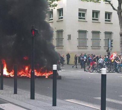 Le feu de pneus devant la mairie du Havre, le 13 juin