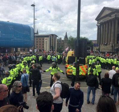 Le dispositif policier séparant les antagonistes