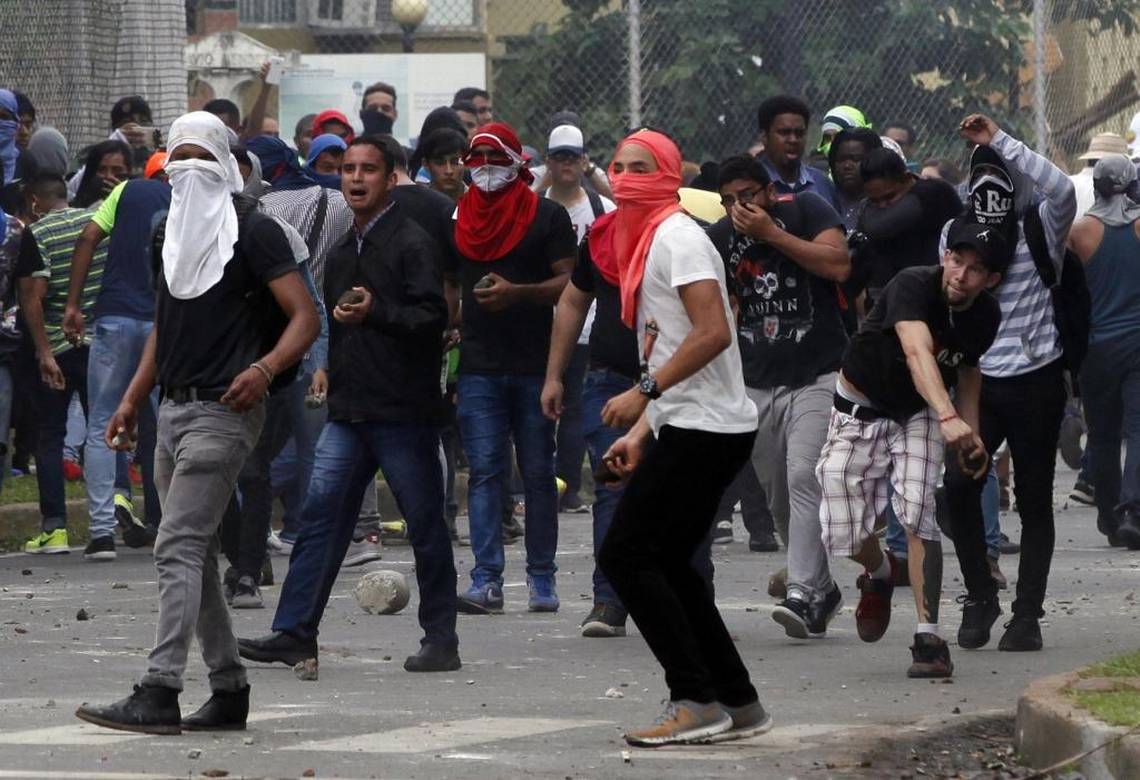 Les étudiants de l'UP lors des affrontements de lundi