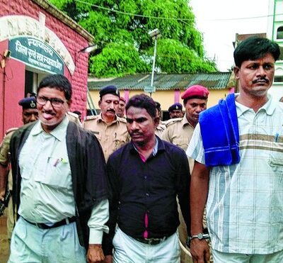 Deux des condamnés à la sortie du tribunal de Sasaram