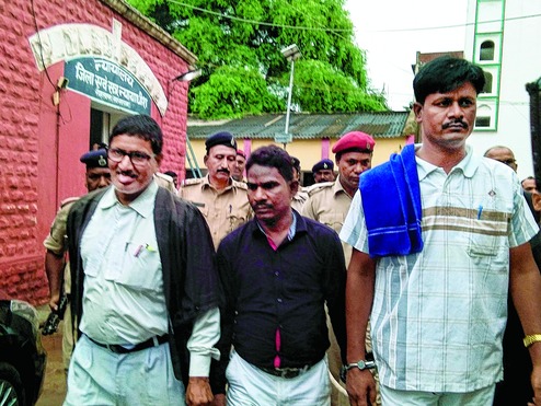 Deux des condamnés à la sortie du tribunal de Sasaram