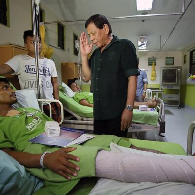 Avant-hier 6 juillet, le président de la République des Philippines, Rodrigo Duterte, s'est rendu au Metro Davao Medical and Research Center pour décorer les soldats blessés dans l'embuscade