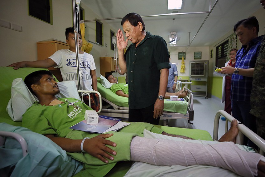 Avant-hier 6 juillet, le président de la République des Philippines, Rodrigo Duterte, s'est rendu au Metro Davao Medical and Research Center pour décorer les soldats blessés dans l'embuscade