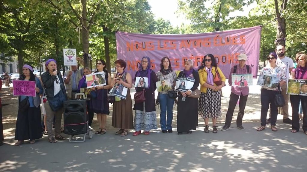 Rassemblement à Paris pour Figen Yuksekdag, co-présidente du HDP