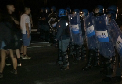 Face à face manifestants policviers dans les Pouilles