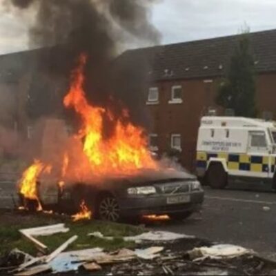 Une voiture incendiée lors des affrontements de ce lundi à belfast