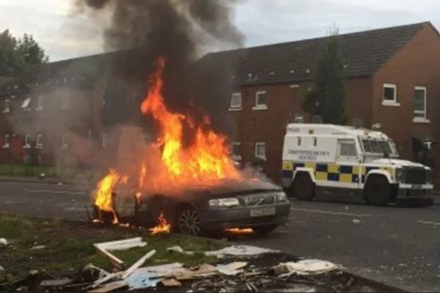 Une voiture incendiée lors des affrontements de ce lundi à belfast