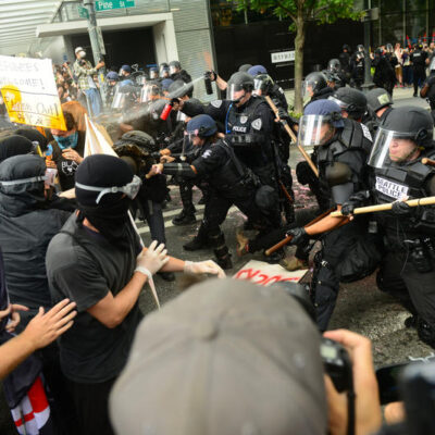 Face à face entre antifas et policiers protégeant les pro-Trump à Seattle