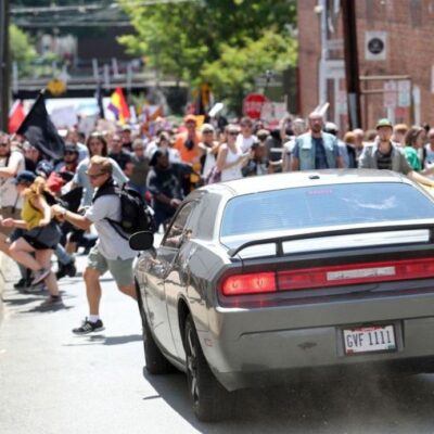 La voiture qui a foncé dans les antifas