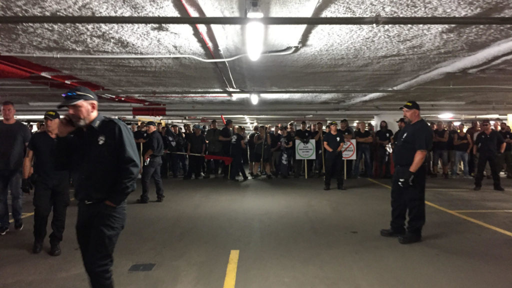 Les fascistes attendant (pendant quatre heures) que les policiers leur ouvre la voie