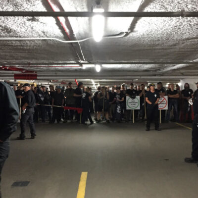 Les fascistes attendant (pendant quatre heures) que les policiers leur ouvre la voie