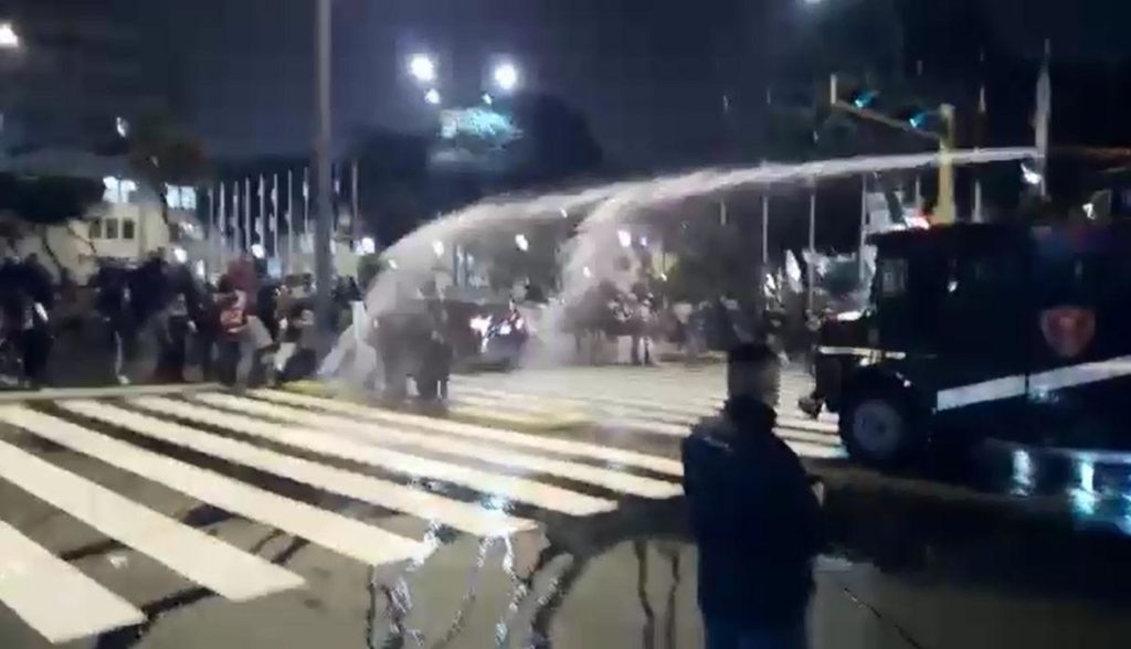 Affrontements entre policiers et enseignants grévistes à Lima
