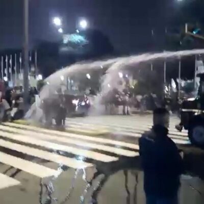 Affrontements entre policiers et enseignants grévistes à Lima