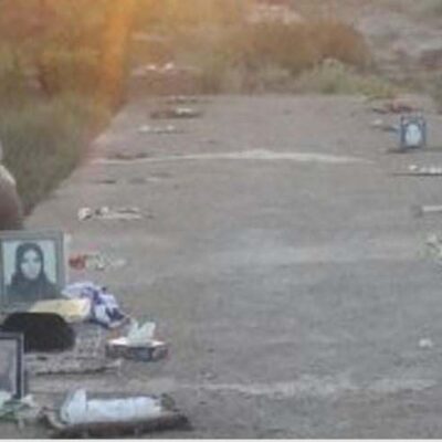 Famille se recueillant sur la fosse commune à Ahvaz