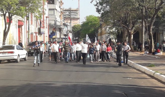 Les paysans entamant leur manifestation à Asunción 
