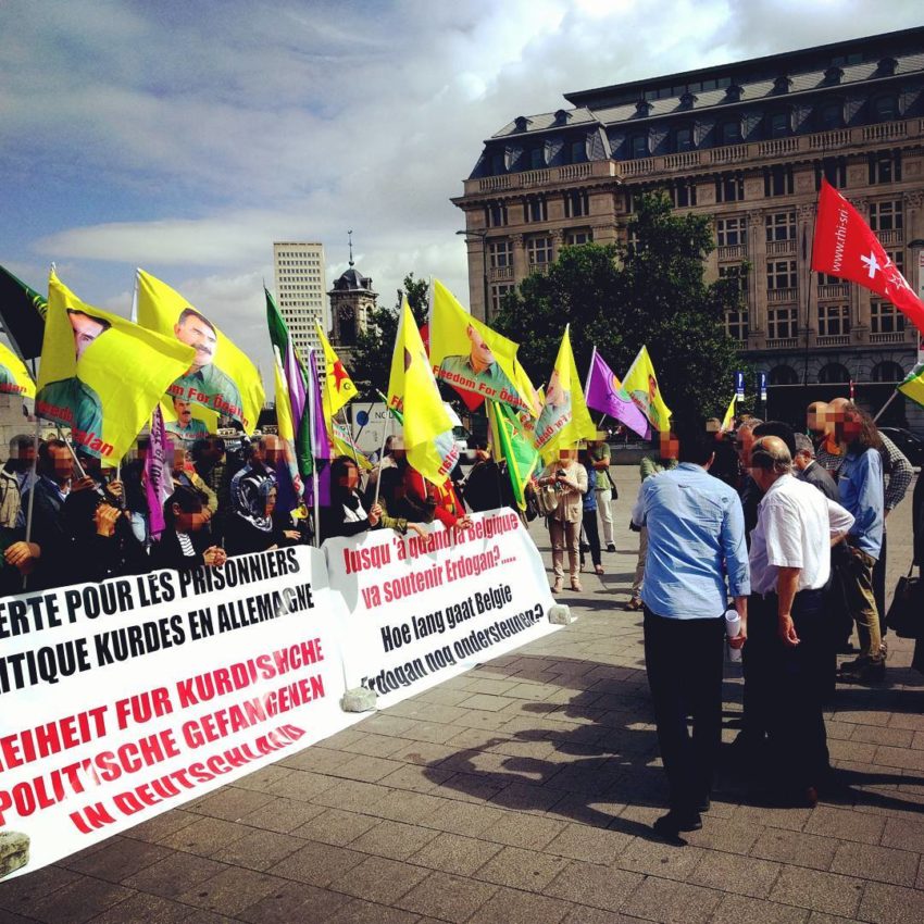 Rassemblement solidaire lors d'une des audiences