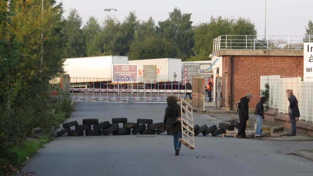 La construction de la barricade à Roubaix