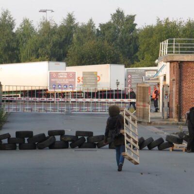 La construction de la barricade à Roubaix