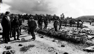 Alan Garcia, à gauche de la photo, devant devant les corps des prisonniers assassinés