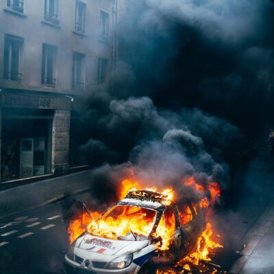 La voiture de police incendiée Quai Valmy