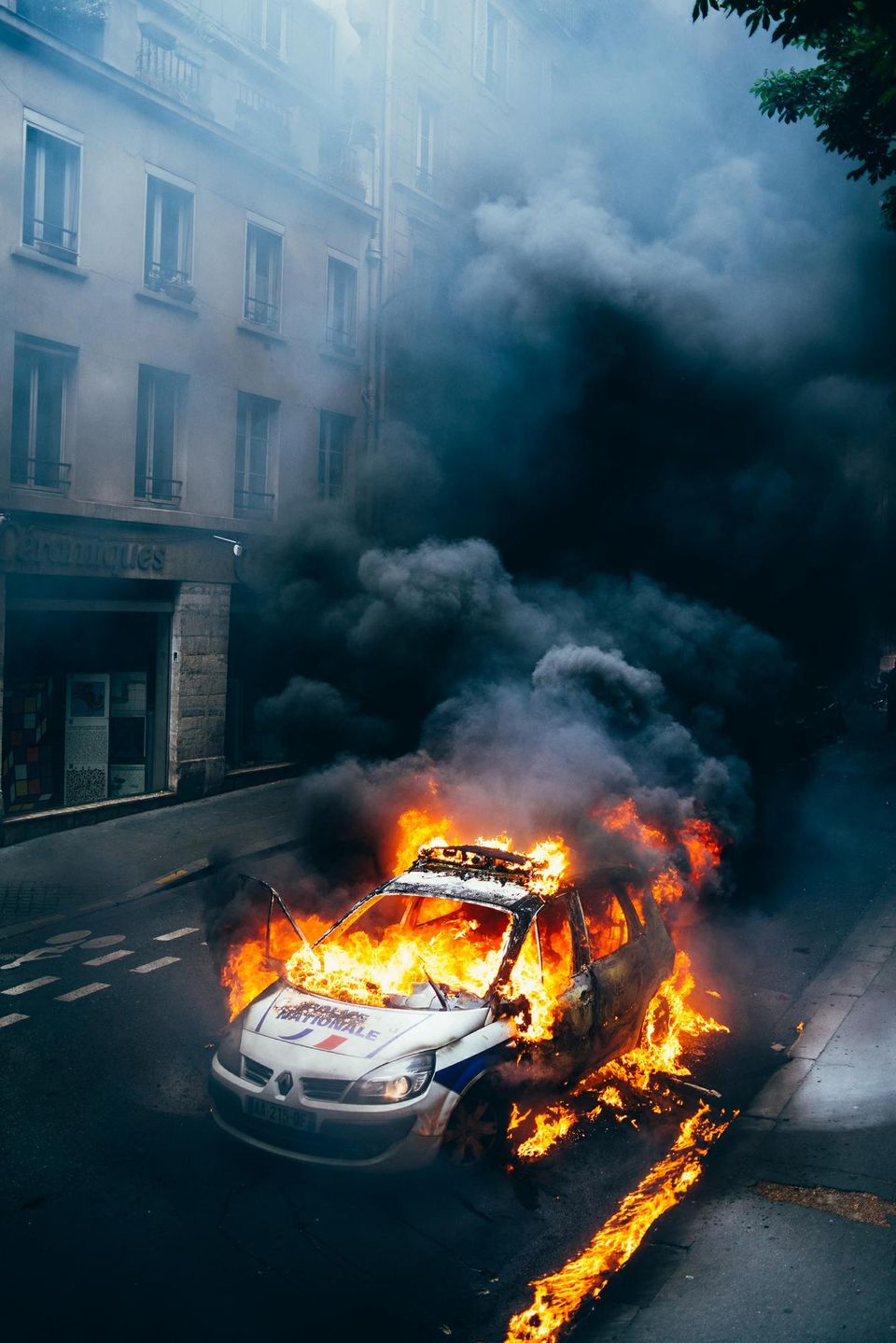 La voiture de police incendiée Quai Valmy