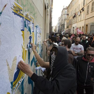 Les affiches monarchistes sont arrachées