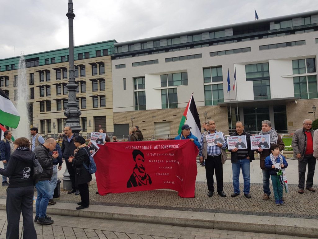 Devant l'ambassade de France à Berlin