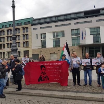 Devant l'ambassade de France à Berlin